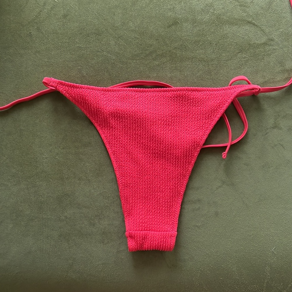 Red bikini - Picture 5 of 5